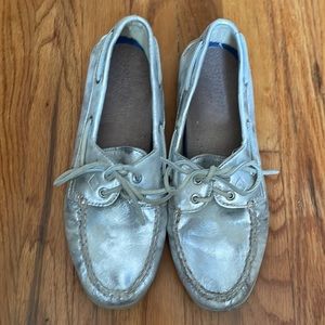 Size 8 1/2 women’s metallic silver Sperrys